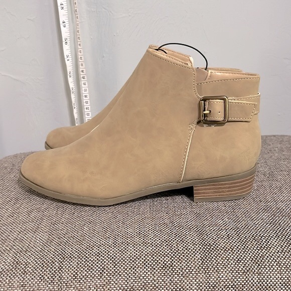 St. John’s Bay tan suede ankle boots, size 7 1/2, NWT. - Picture 2 of 12